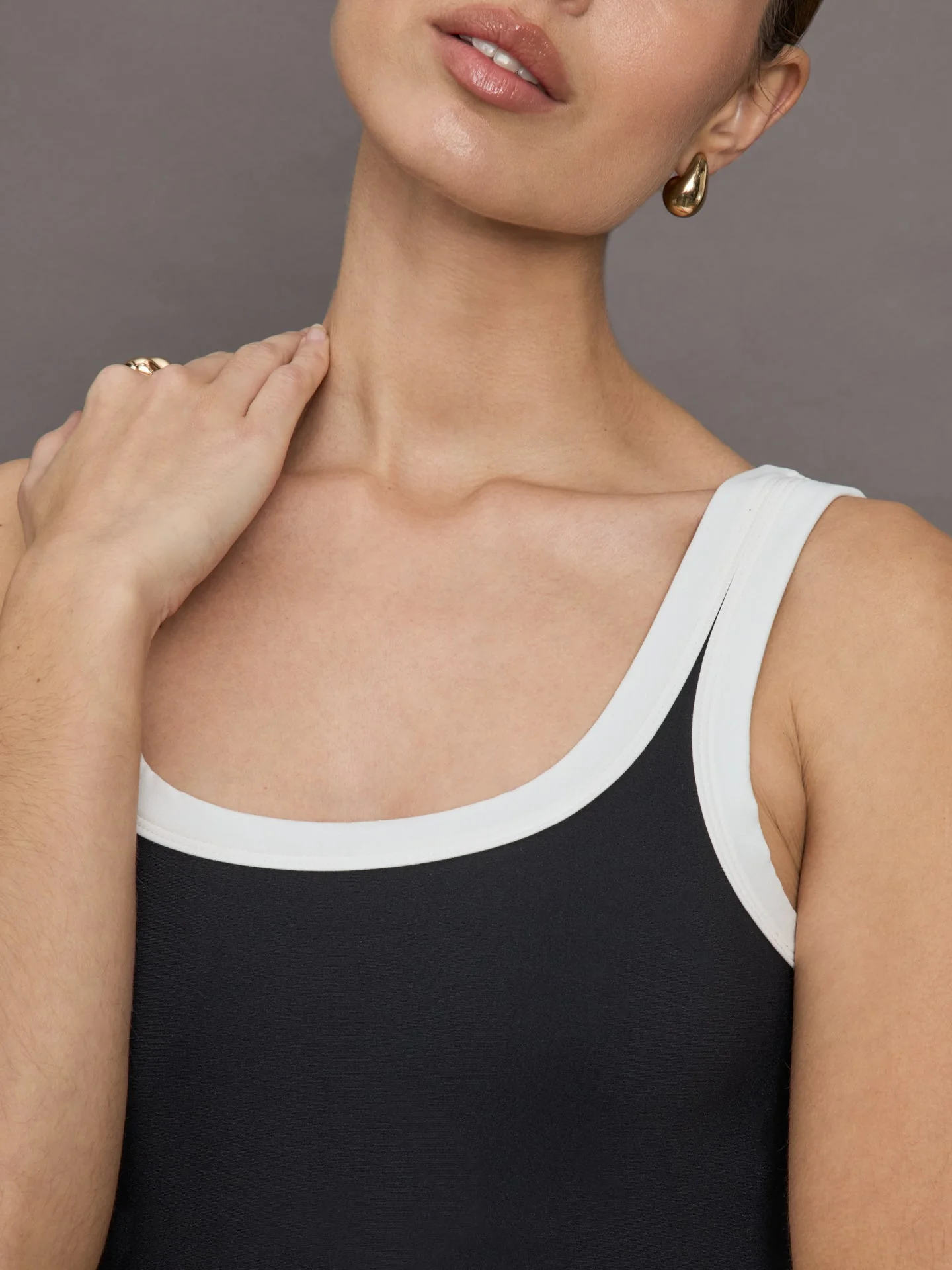 Carbon38 | Colorblock Scoop Tank in Melt | Black/Cloud Dancer - Image 5