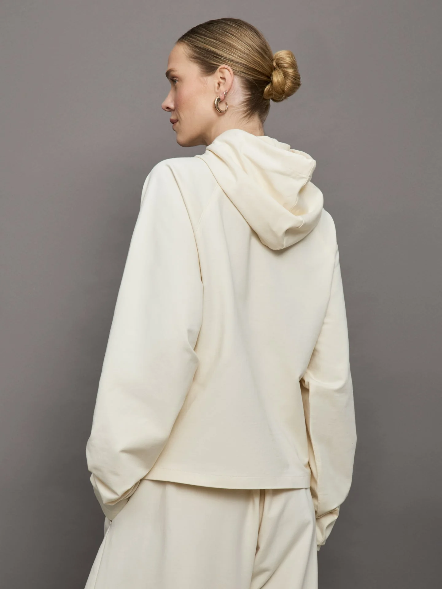 Norma Kamali | Oversized Raglan Sleeve Hooded Top | Cream - Image 3