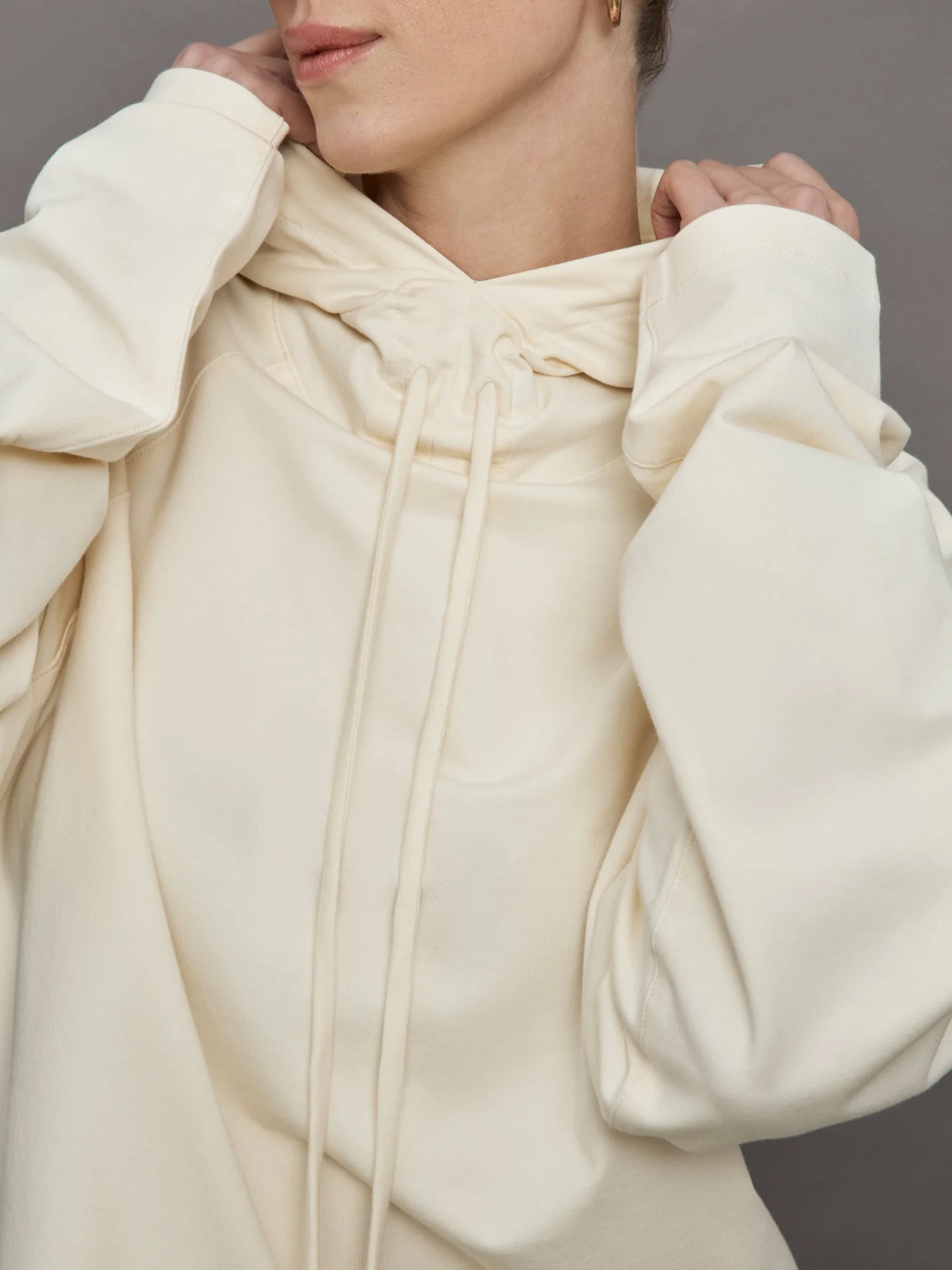 Norma Kamali | Oversized Raglan Sleeve Hooded Top | Cream - Image 4