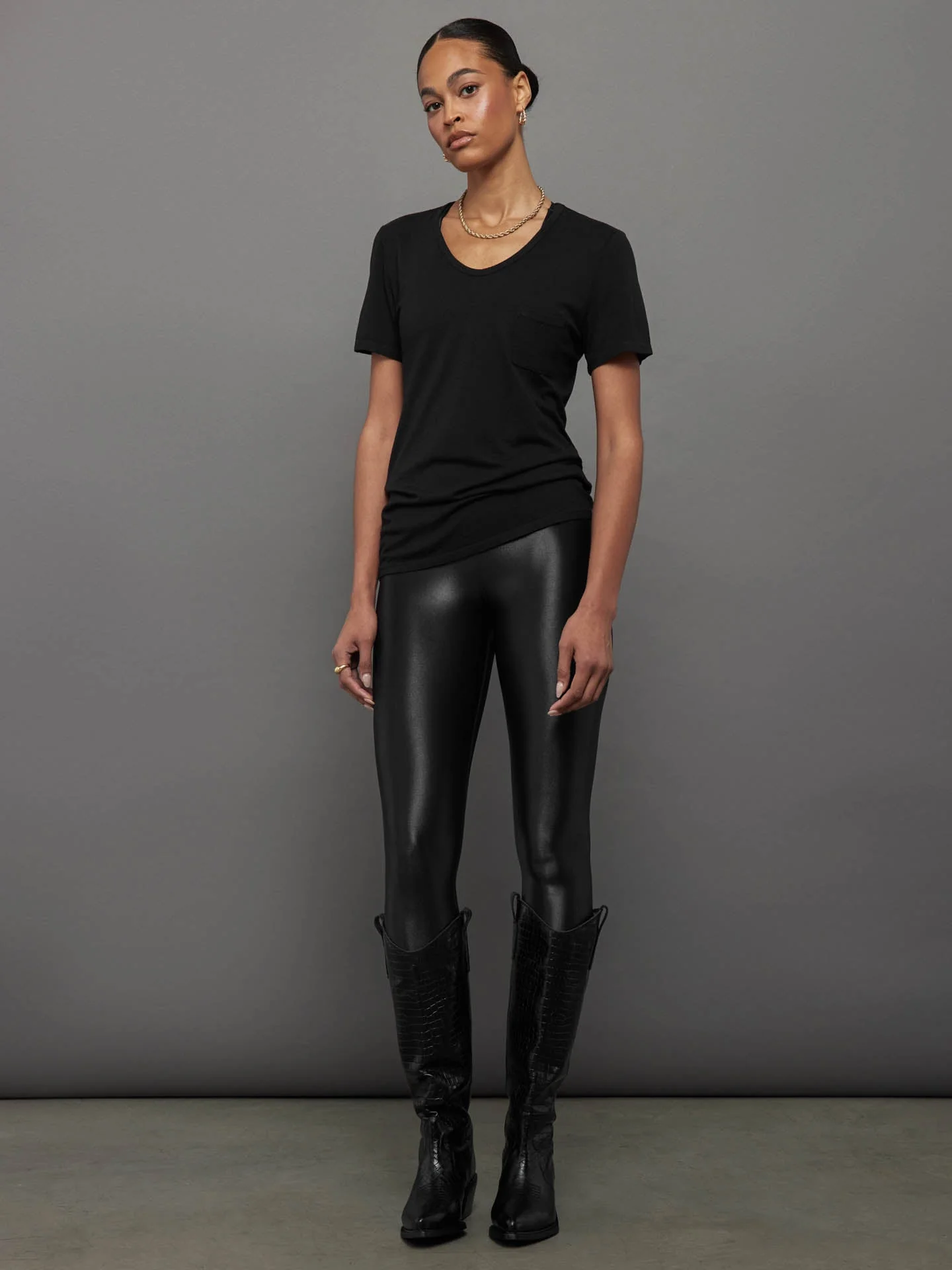 Carbon38 | Short Sleeve Pocket Tee | Black - Image 2