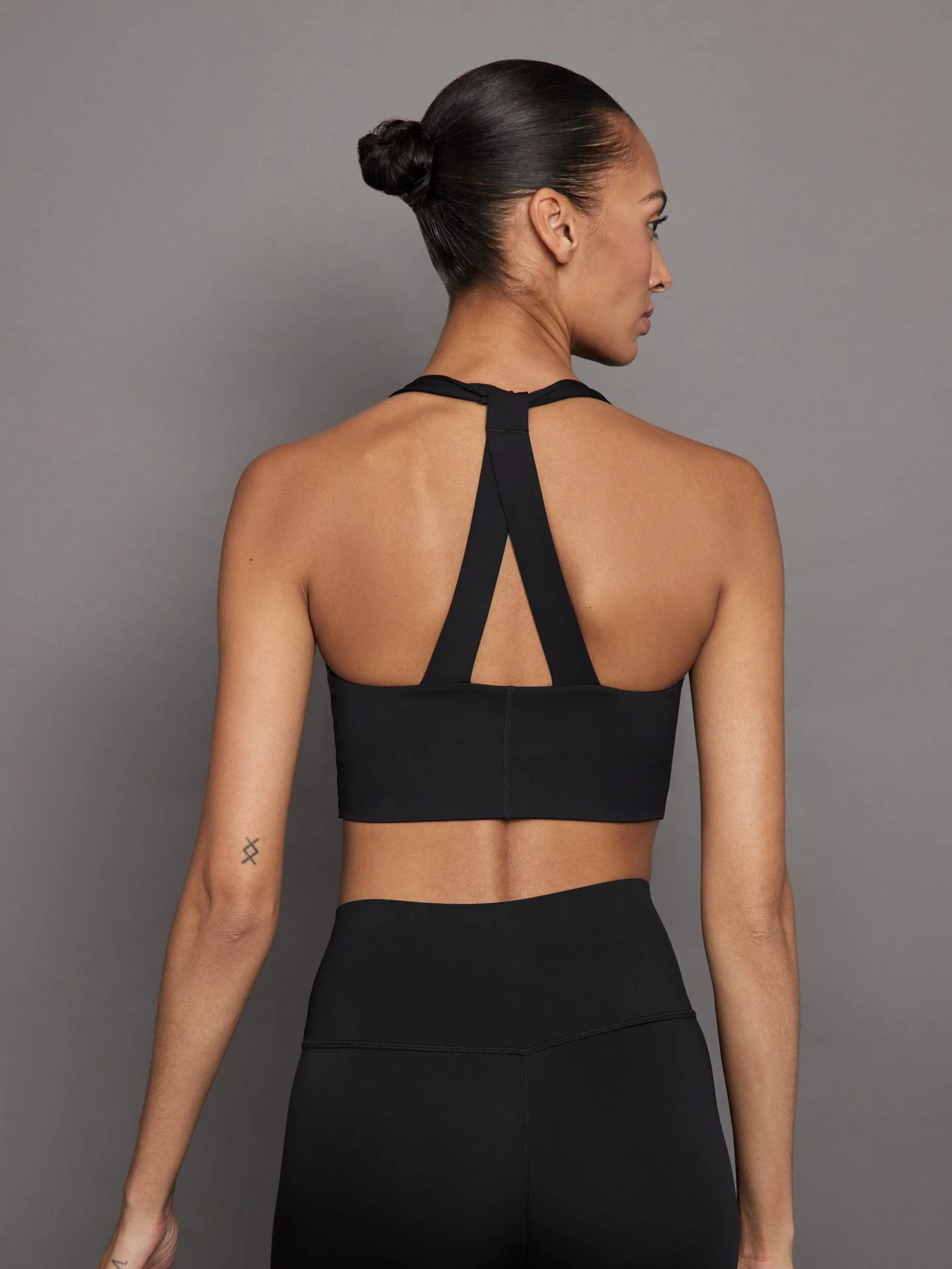 Carbon38 | T Back Bra In Diamond Compression | Black - Image 2