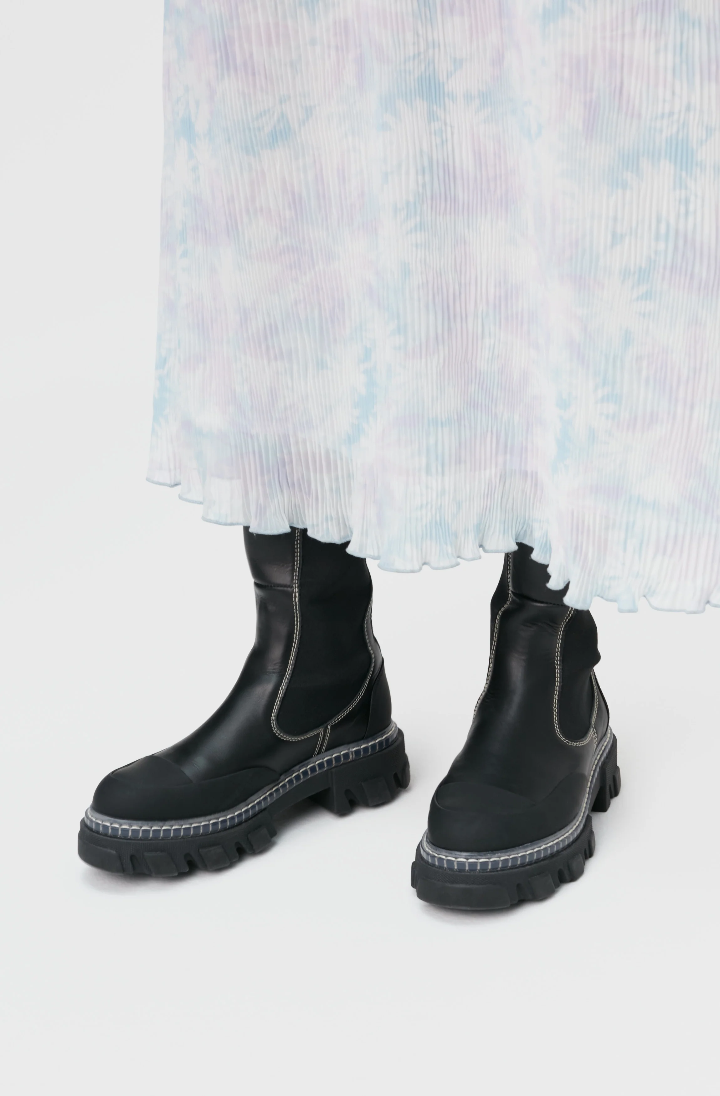 Cleated Mid Chelsea Boots | Black - Image 5