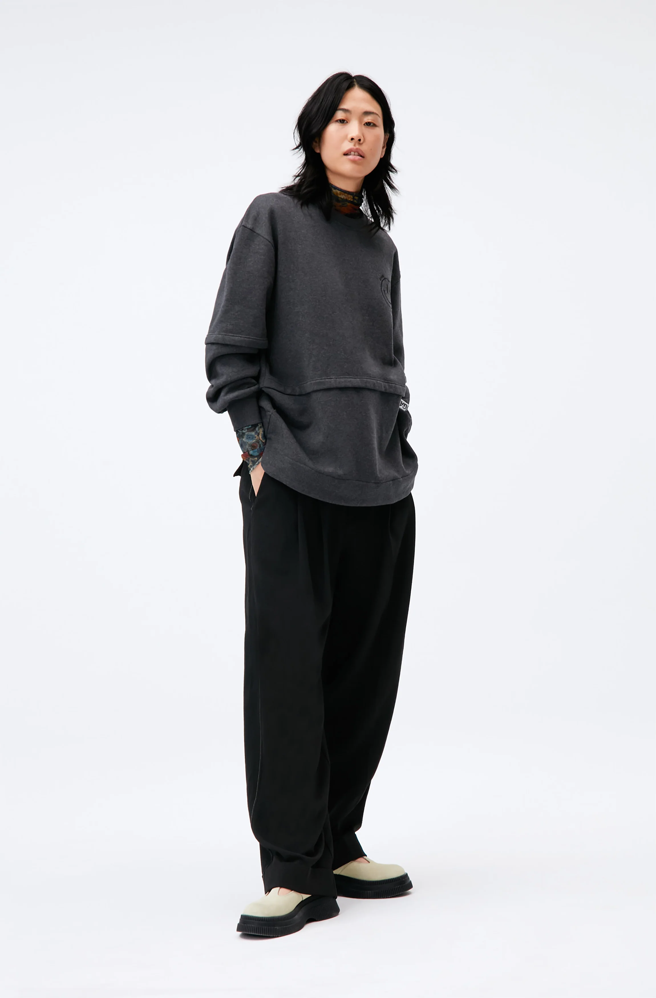 Heavy Crepe Loose Fit Mid Waist Pleat Trousers | Black - Image 4