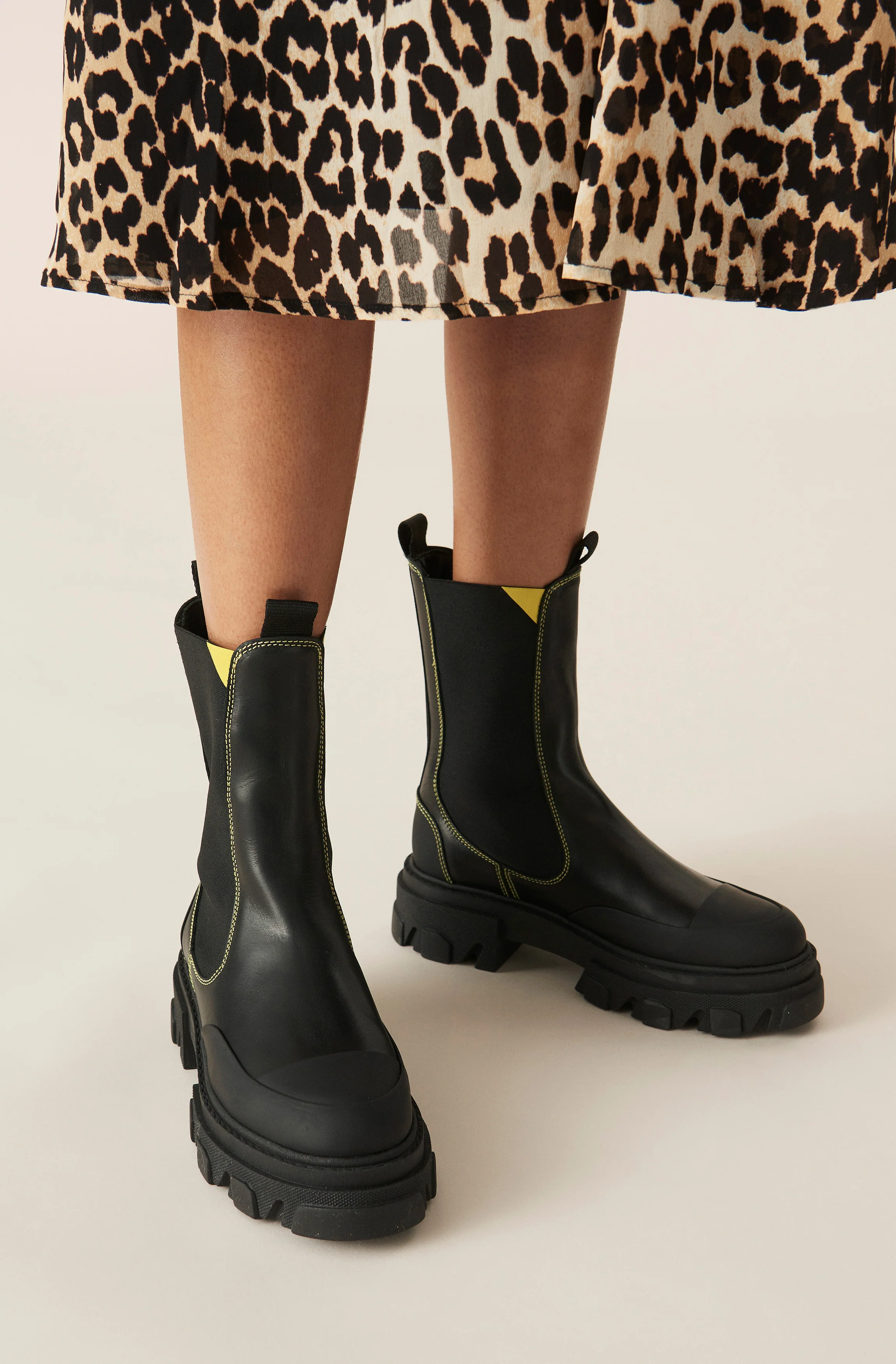 Mid Chelsea Boot | Black - Image 3