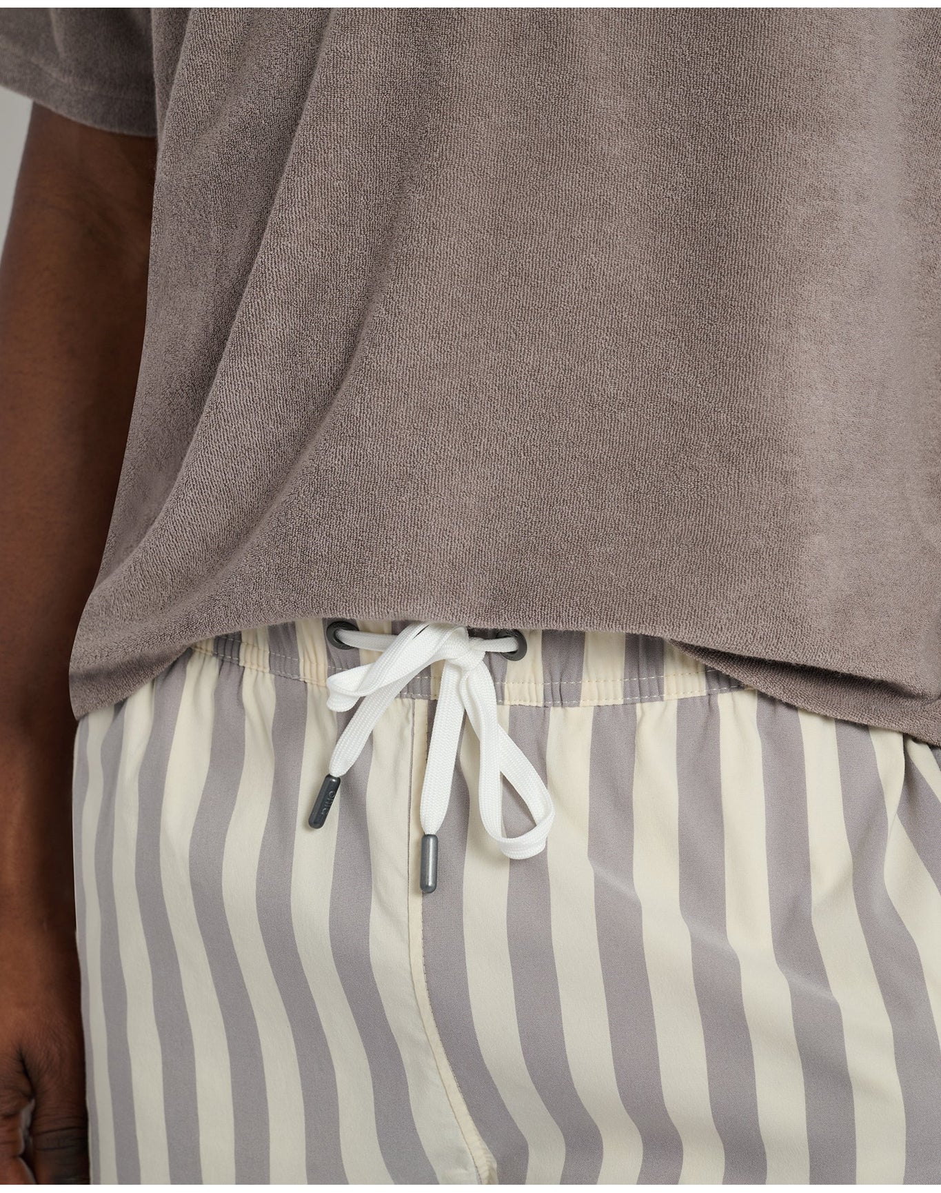 Men | Charles 4" Swim Trunk | Cinder Cream - Image 2