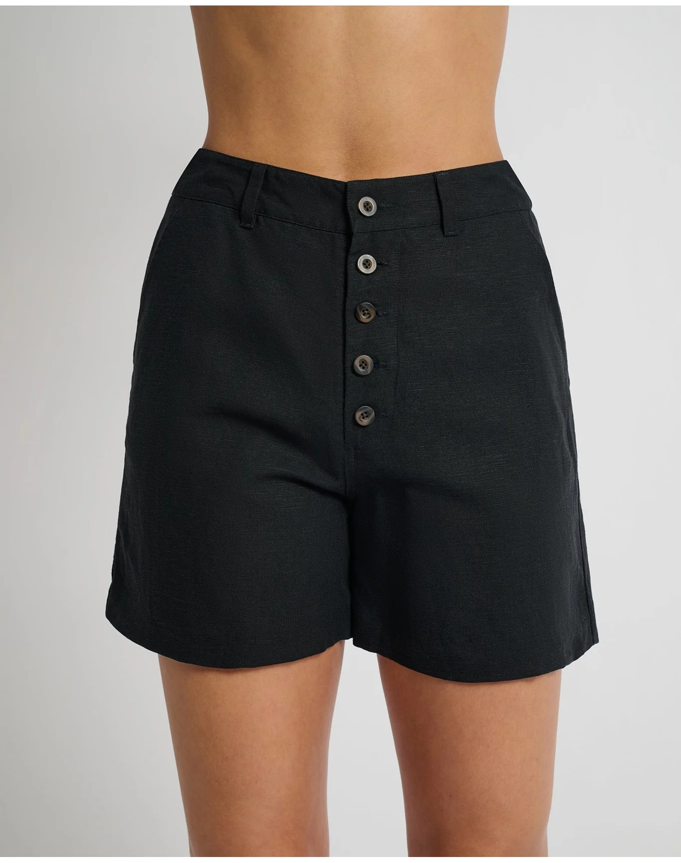 Women | Air Linen Boyfriend Short | Black - Image 4