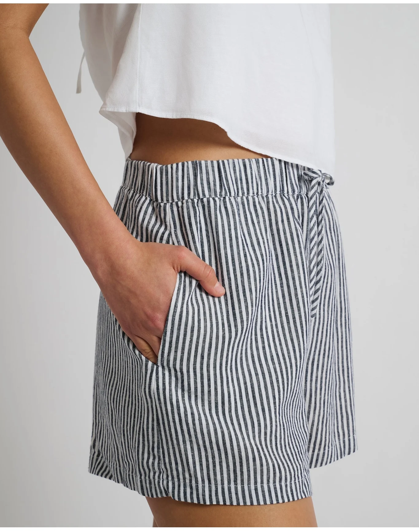 Women | Air Linen Elastic Drawstring Short | Deep Navy White - Image 5