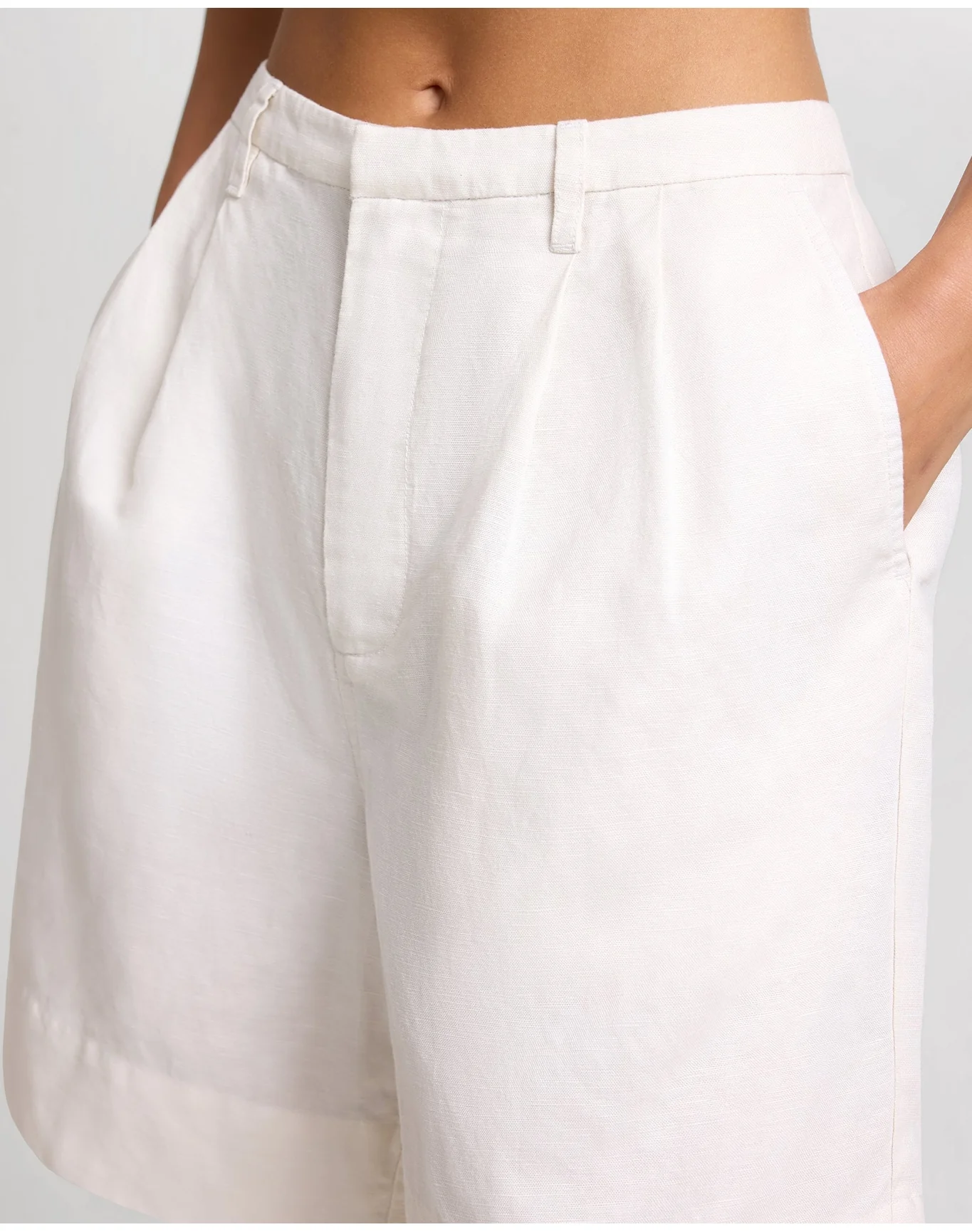 Women | Air Linen Pleated Bermuda Short | Natural - Image 4