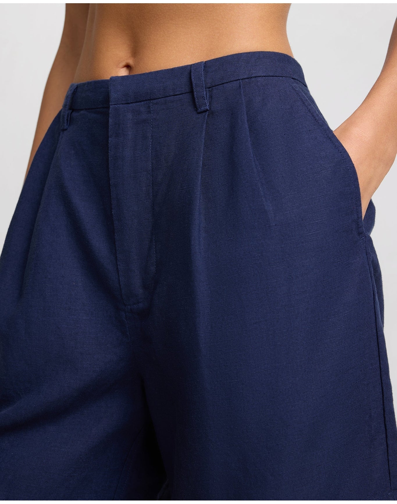 Women | Air Linen Pleated Bermuda Short | Noir Navy - Image 4