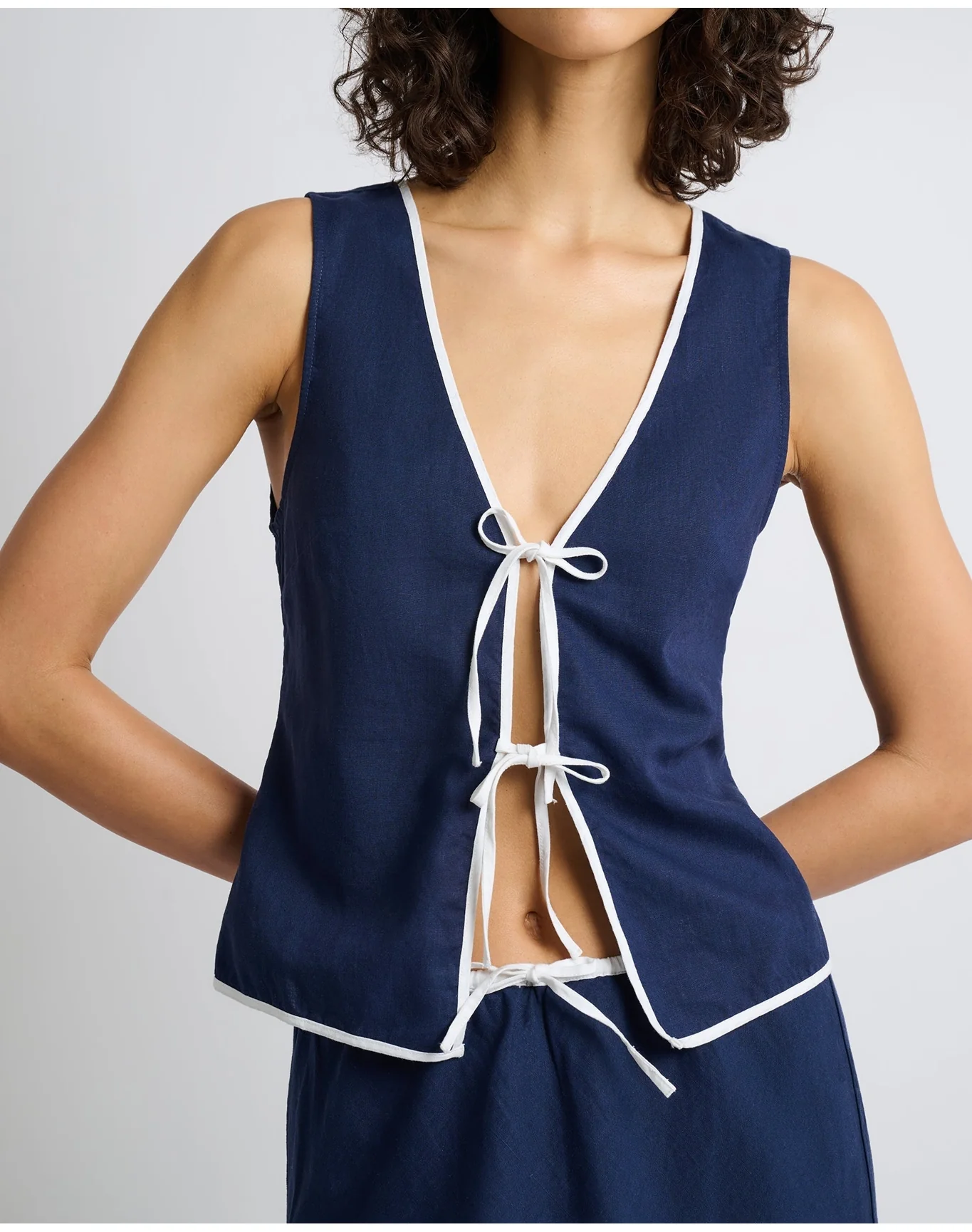 Women | Air Linen Tie Front Tank | Deep Navy White - Image 4