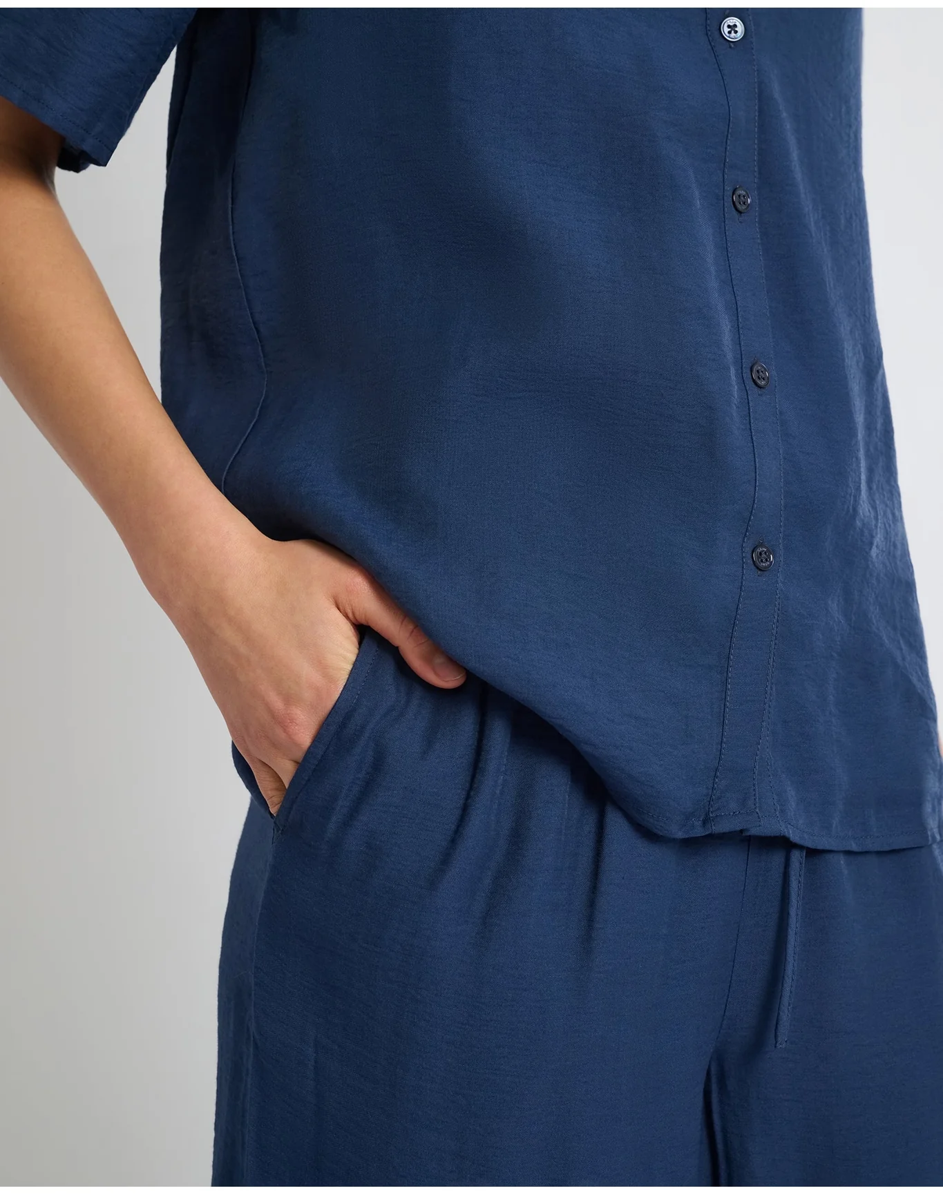 Women | Crinkle Wide Leg Drawstring Pant | Deep Navy - Image 4