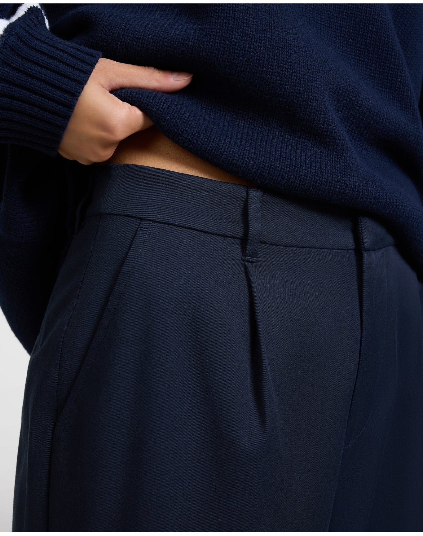 Women | Lyocell Pleated Trouser | Noir Navy - Image 4