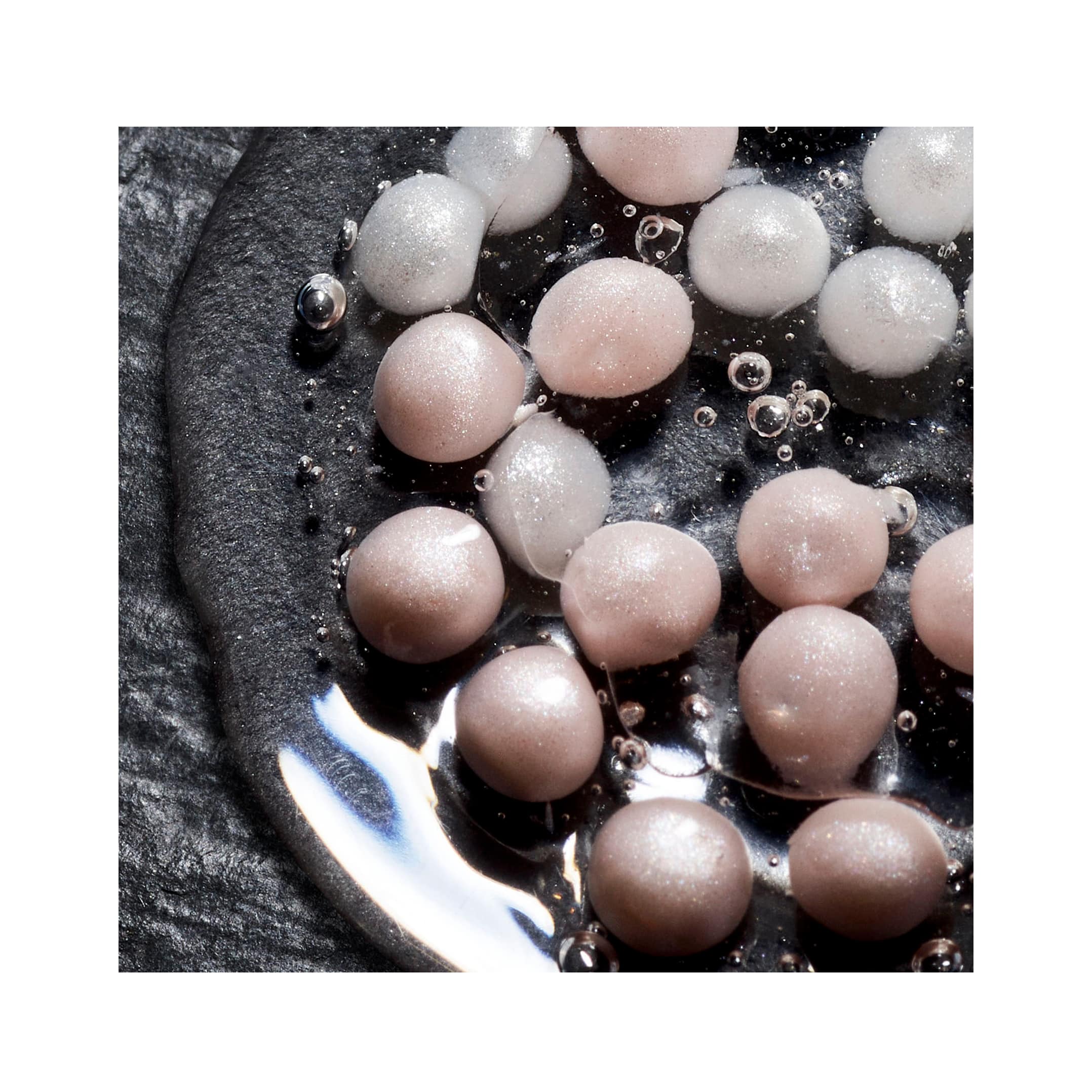 The Pearlescent Illuminating Serum | Black - Image 5